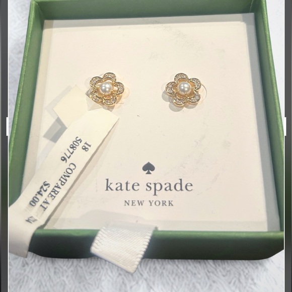 Kate Spade Gold Tone Flower Earrings/ Faux Pearl Center Stud Gift, Designer NWT - Picture 1 of 6
